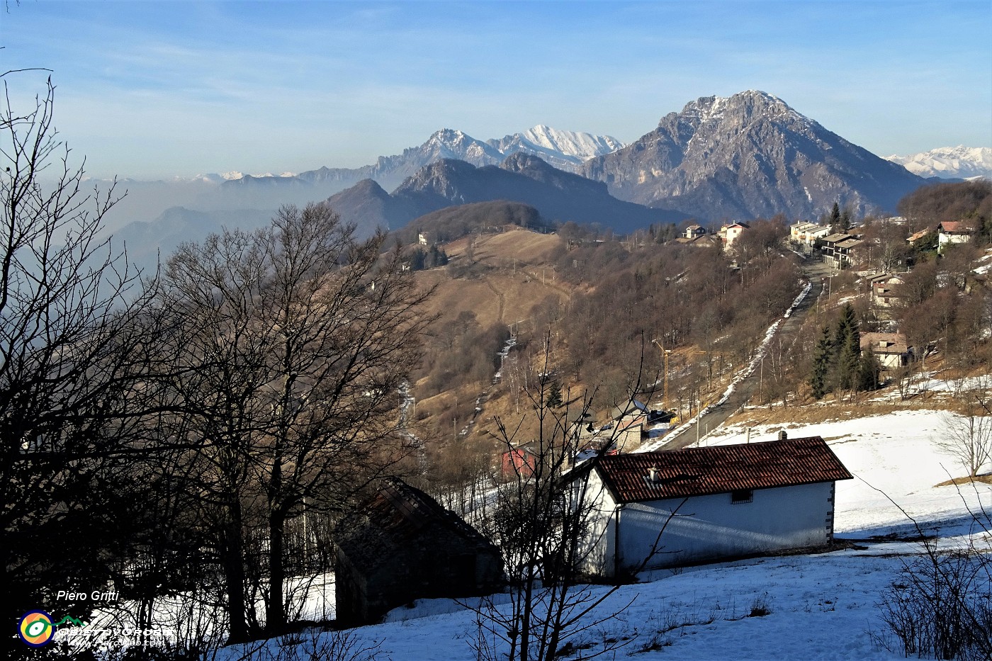 65 Salendo al Monte Tesoro con vista in Forcella Alta, Ocone, Camozzera, Resegone,....JPG